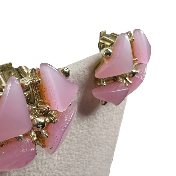 Vintage Pink Thermoset Pinwheel Geometric Gold Tone Clip On Earrings - Picture 5 of 12